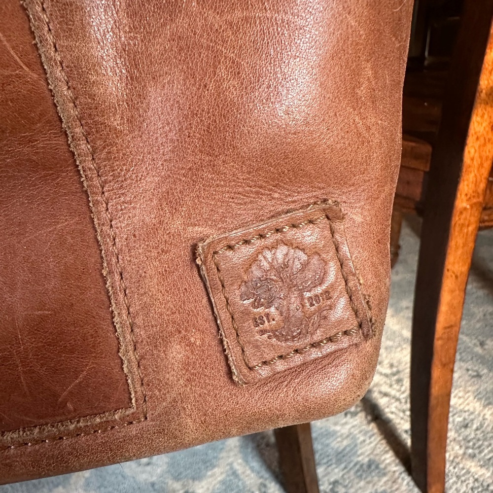 Chic Tan Leather Tote Bag - Picture 3 of 9